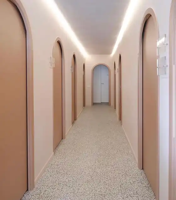 Il corridoio con le porte ad arco delle cabine