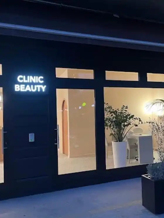 La vetrina di Clinic Beauty in via Adda la sera